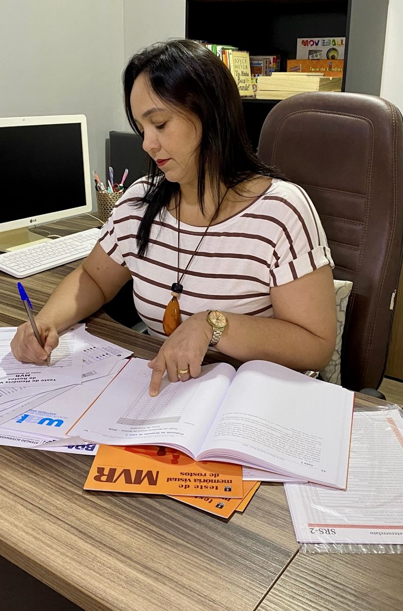 Marina Cabral aplicando e corrigindo testes neuropsicológicos